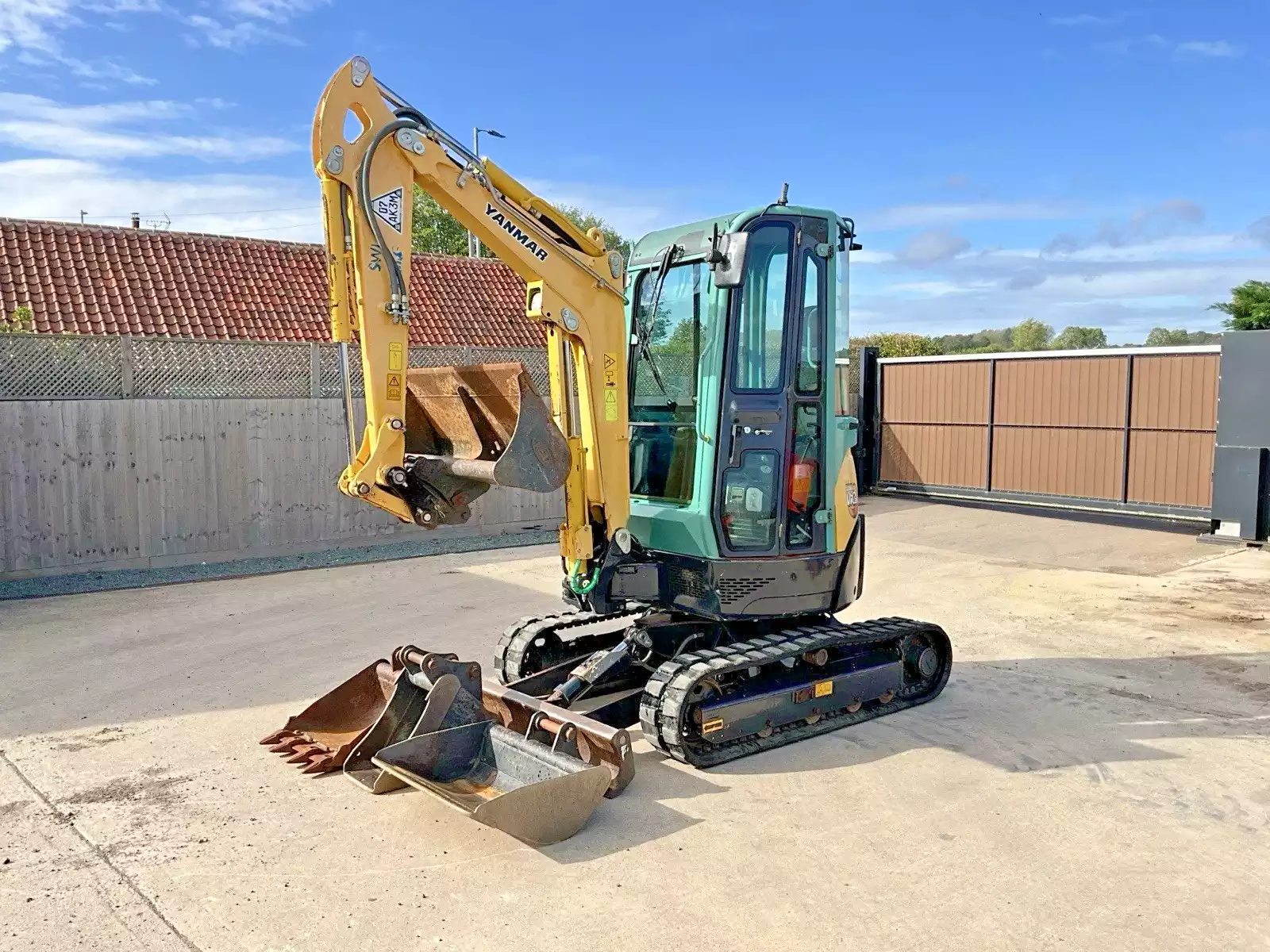 2015-YANMAR-VIO-25-0